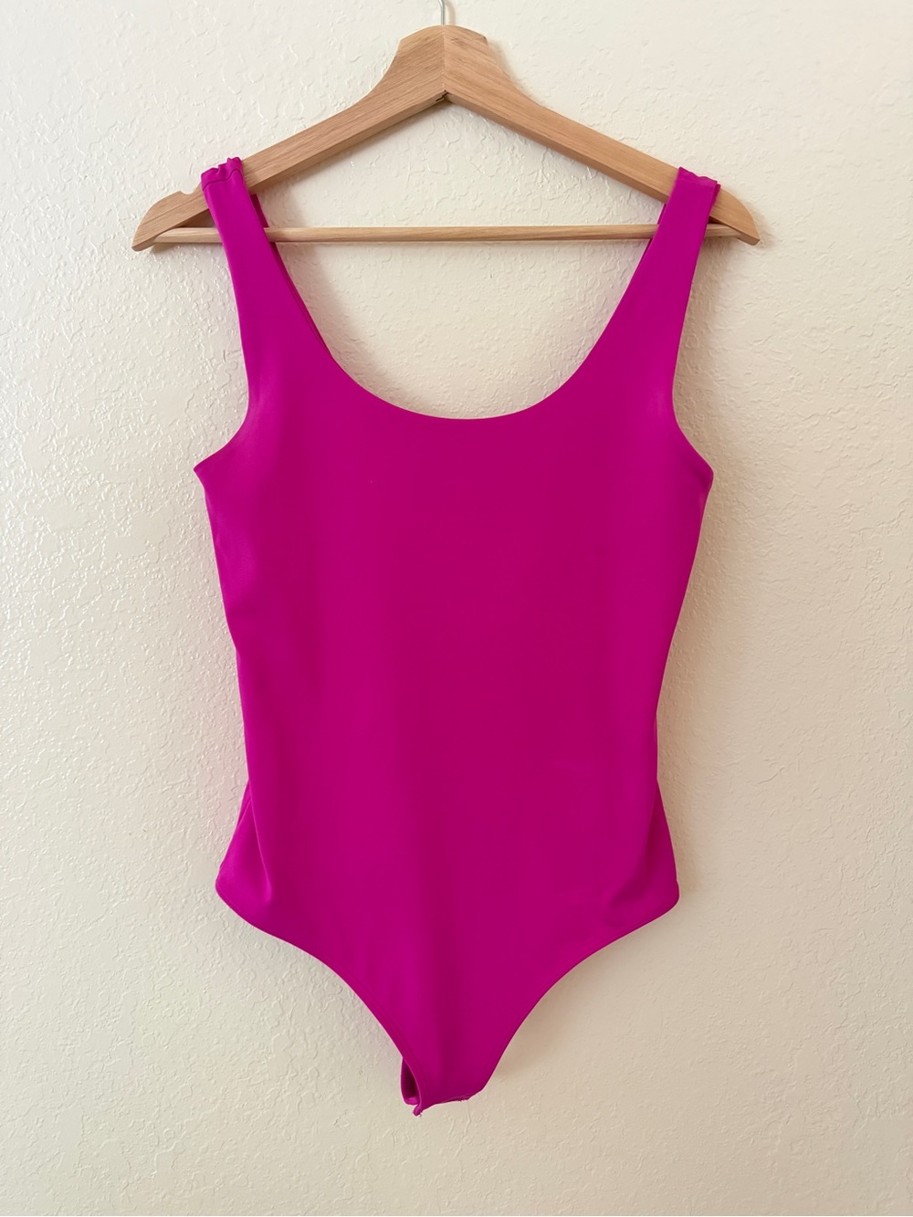 Express Body Contour High Compression Scoop Neck Bodysuit